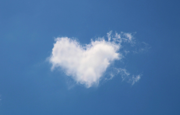 Das Bild zeigt eine weiße Wolke in Herzform am blauen Himmel.
