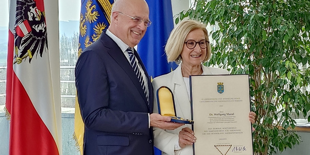 LH Johanna Mikl-Leitner überreicht das Silberne Komturkreuz des Ehrenzeichens für seine Verdienste um das Bundesland Niederösterreich an Wolfgang Mazal
