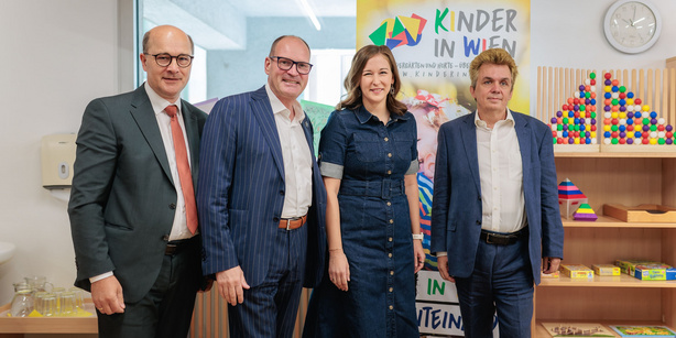 Am 7. September 2026 gab Bundesministerin Claudia Bauer (2.v.r.) gemeinsam mit Johannes Pressl (l.) dem Präsidenten des Österreichischen Gemeindebundes und Markus Kaindl (r.) Studienautor vom Österreichischen Institut für Familienforschung, eine Pressekonferenz zur Studienpräsentation „Ausgaben für Elementarbildung und Kinderbetreuung in Österreich“. Im Bild mit Thomas-Peter Gerold-Siegl, wirtschaftlicher Leiter und Geschäftsführer des Vereins KIWI – Kinder in Wien (2.v.l.).
