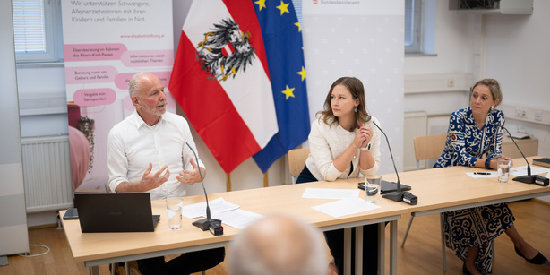 Foto der Pressekonferenz mit Familienministerin Claudia Bauer, Nicole Meissner (Geschäftsführerin der St. Elisabeth-Stiftung) und Olaf Kapella (ÖIF, Universität Wien)