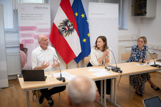 Foto der Pressekonferenz mit Familienministerin Claudia Bauer, Nicole Meissner (Geschäftsführerin der St. Elisabeth-Stiftung) und Olaf Kapella (ÖIF, Universität Wien)