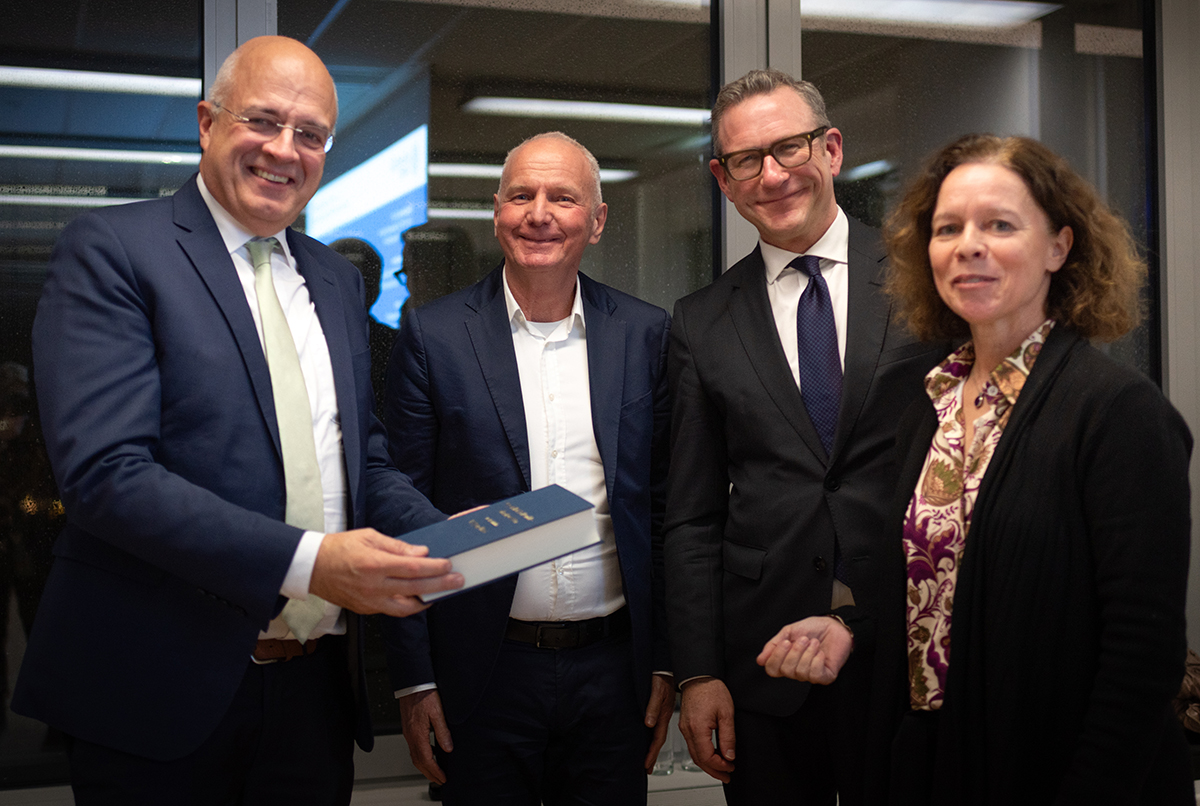 Bild der Übergabe der Festschrift an Wolfgang Mazal